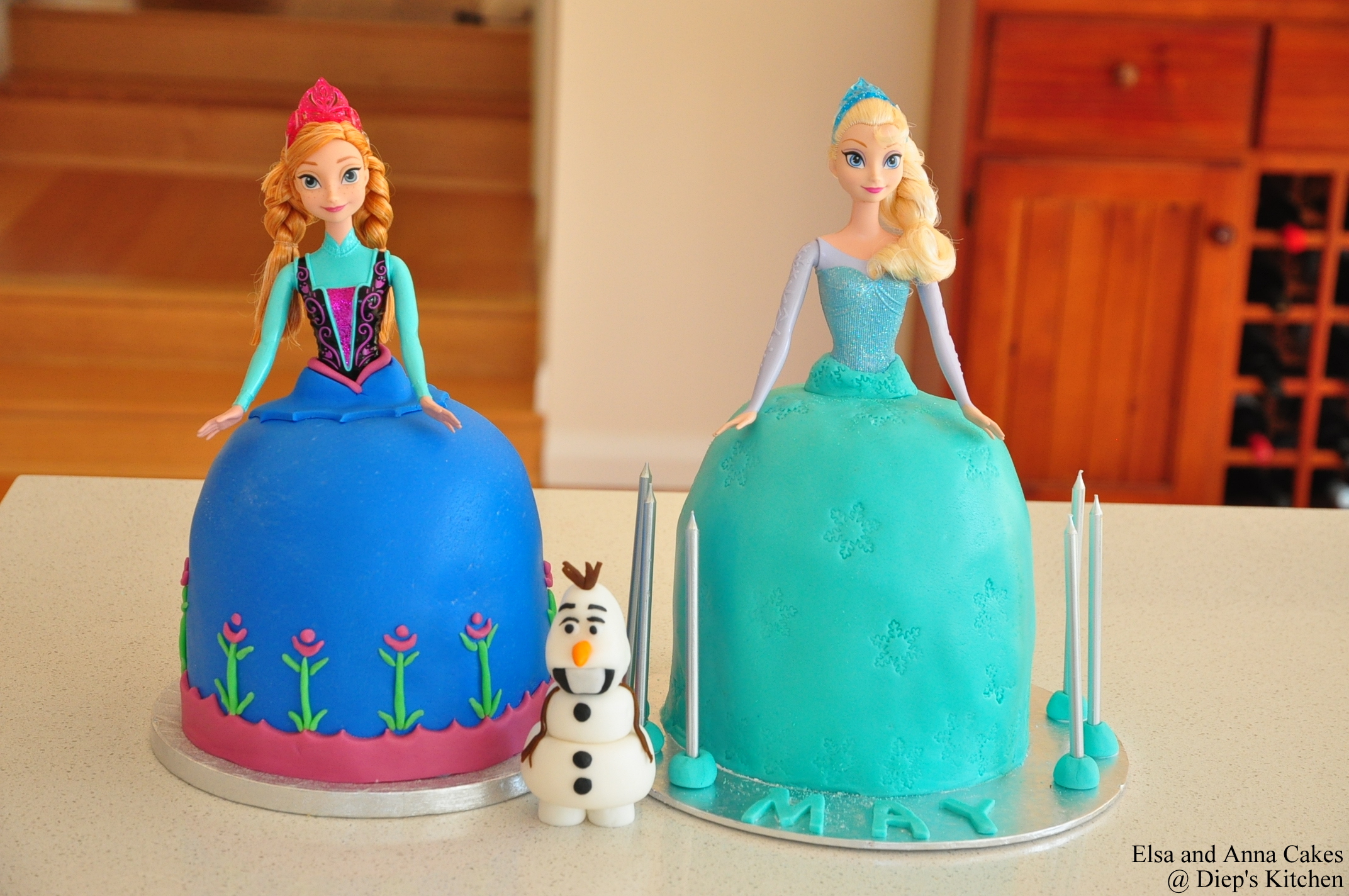 Bánh kem tạo hình Elsa và Anna Olaf đáng yêu tặng bé gái